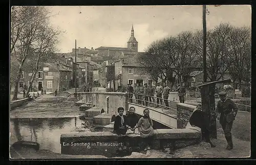 AK Thiaucourt, Leute und Soldaten auf der Brücke