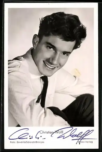 AK Schauspieler Christian Wolff mit sympathischem Lächeln, mit original Autograph