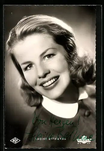 AK Schauspielerin Sabine Bethmann mit einem freundlichen Lächeln, mit original Autograph