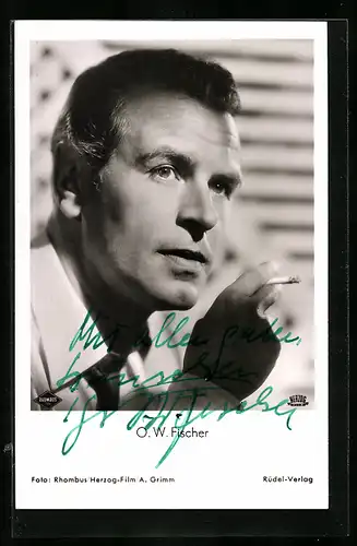 AK Schauspieler O. W. Fischer raucht eine Zigarette, mit original Autograph