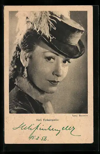 AK Schauspielerin Heli Finkenzeller mit Federhut, mit original Autograph