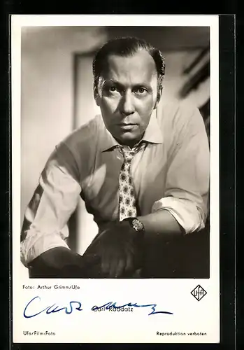 AK Schauspieler Carl Raddatz mit ernstem Blick, mit original Autograph