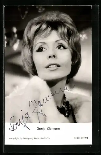AK Schauspielerin Sonja Ziemann im Pelz, mit original Autograph