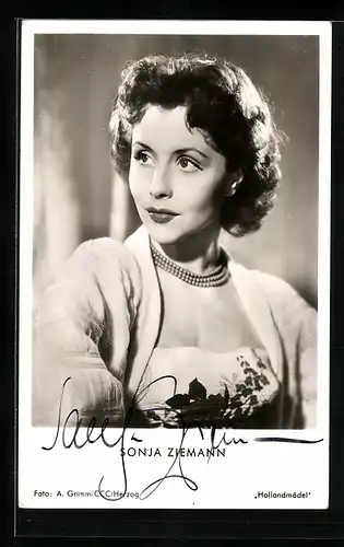 AK Schauspielerin Sonja Ziemann mit Perlenkette, mit original Autograph