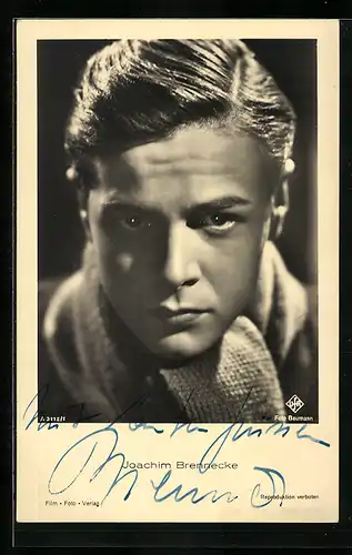 AK Schauspieler Joachim Brennecke mit ernstem Gesichtsausdruck, mit original Autograph