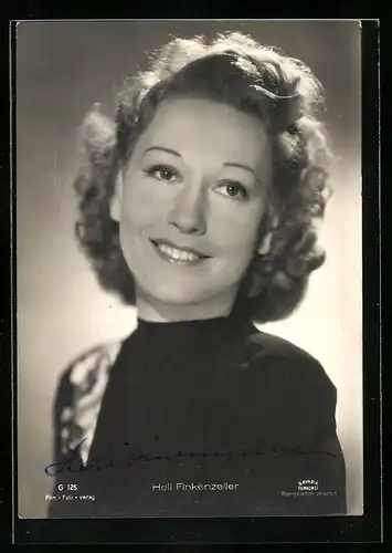 AK Schauspielerin Heli Finkenzeller mit freundlichen Lächeln, mit original Autograph