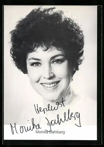 AK Schauspielerin Monika Dahlberg lächelt, mit original Autograph