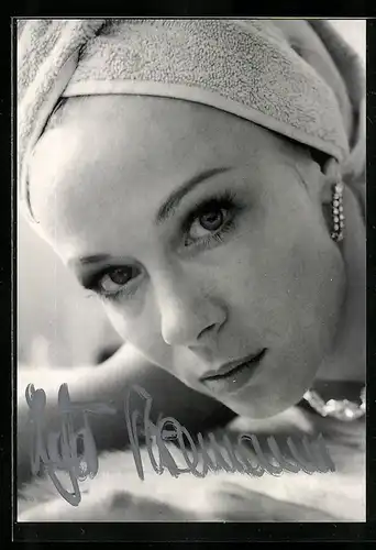 AK Schauspielerin Katja Riemann mit Handtuch um den Kopf, mit original Autograph