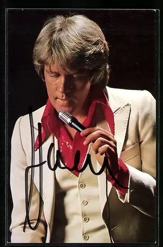 AK Musiker Howard Carpendale in weissem Anzug und rotem Hemd, Autograph