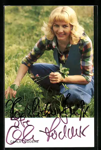 AK Musikerin Carla Lodders auf der Wiese, Autograph