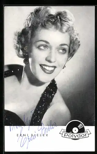 AK Musikerin Erni Bieler lacht fürs Bild, Autograph