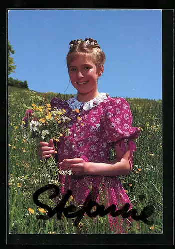 AK Musikerin Stefanie Hertel auf der Wiese, Autograph