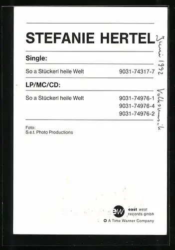 AK Musikerin Stefanie Hertel auf der Wiese, Autograph