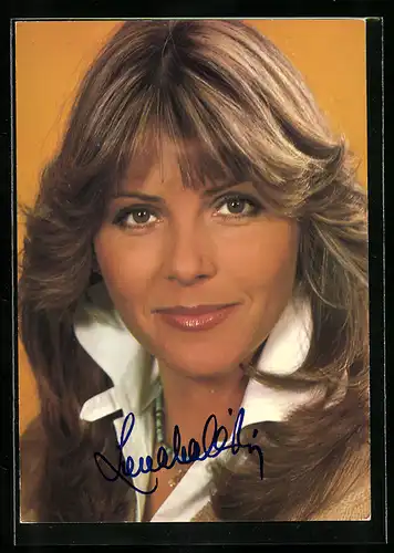 AK Musikerin Lena Valaitis lächelnd in Kamera blickend, Autograph