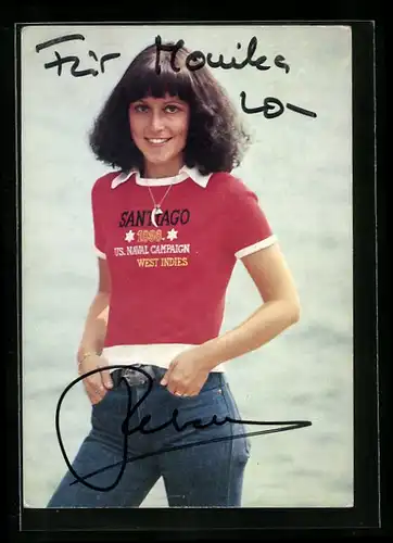 AK Musikerin Rebekka im roten T-Shirt und Jeans, Autograph