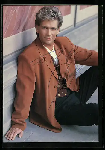 AK Musiker Olaf Berger im braunen Sakko, Autograph