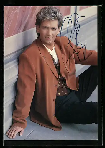 AK Musiker Olaf Berger im braunen Sakko, Autograph