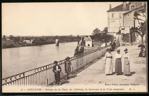 AK Tonneins, Rampe de la Place du Château, la Garonne et le Pont suspendu