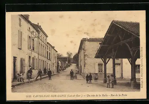 AK Castelnau-sur-Gupie, Un coin de la Halle, Rue de la Poste