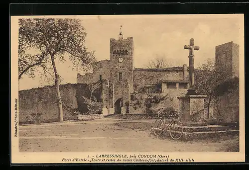 AK Larressingle, Porte d`Entree Tours et restes du vieux chateau-fort, datant du XIIIe siecle