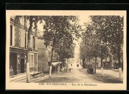 AK Vic-Fezensac, Rue de la République, Strassenpartie