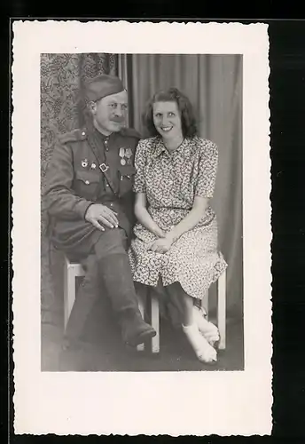 Foto-AK Russischer Soldat in Uniform mit seiner Frau