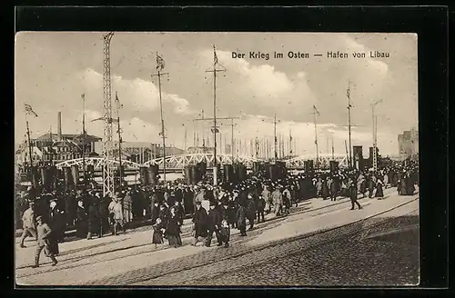 AK Libau, Menschenmenge am Hafen