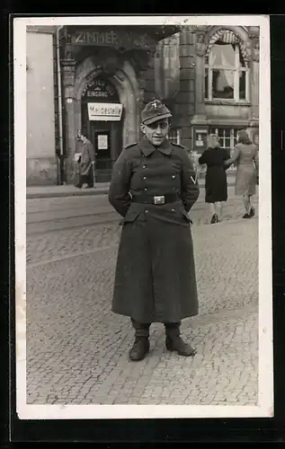 Foto-AK Erfurt, Hotel Erfurter Hof mit Meldestelle, Soldat in Uniform und Mantel