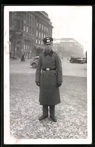 Foto-AK Erfurt, Hotel Erfurter Hof, Soldat in Uniform mit Schirmmütze