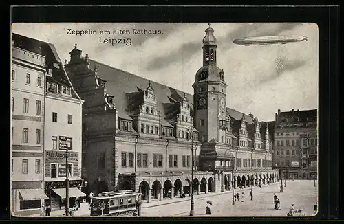 AK Leipzig, Zeppelin über dem alten Rathaus, Platz mit Strassenbahn und Geschäften