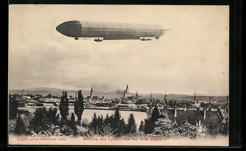 AK Zeppelin-Luftschiff über einer Stadt