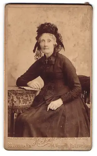 Fotografie H. Bown, Lewisham, 14, Westeria Road, Ältere Dame im Kleid mit Haube