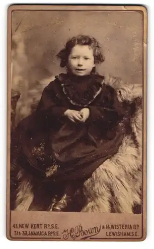 Fotografie H. Bown, Lewisham /Kent, 14, Wisteria Road, Kleines Mädchen im Kleid