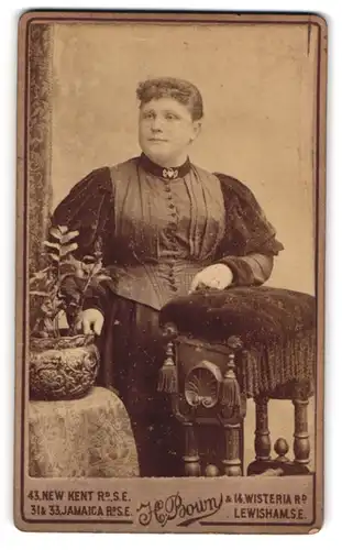 Fotografie H. Bown, Lewisham /Kent, 14, Wisteria Road, Junge Dame in zeitgenössischer Kleidung