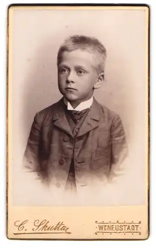 Fotografie Carl Skutta, Wiener-Neustadt, Bahngasse 27, Kleiner Junge im Anzug mit Krawatte
