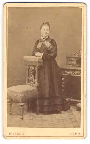 Fotografie N. Kneer, Hamm a. d. Lippe, Markt 74, Junge Dame im modischen Kleid