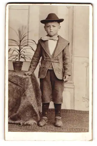 Fotografie unbekannter Fotograf und Ort, Kleiner Junge im Anzug mit Fliege