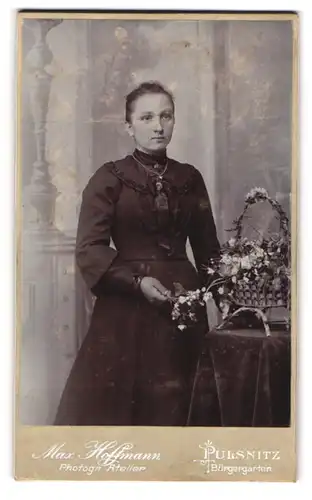 Fotografie Max Hoffmann, Pulsnitz, Junge Dame im Kleid