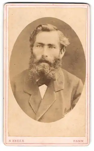 Fotografie N. Kneer, Hamm a. d. Lippe, Markt 74, Eleganter Herr mit grauem Vollbart