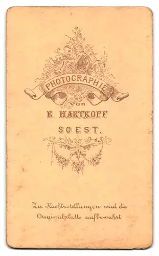 Fotografie E. Hartkopf, Soest, Junger Herr im Anzug mit Fliege