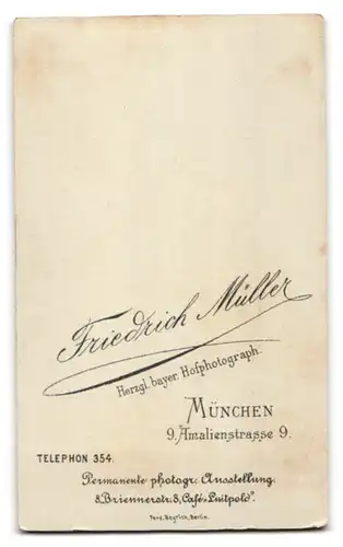 Fotografie Friedrich Müller, München, Amalienstr. 9, Eleganter Herr mit Zwicker und Schnauzbart