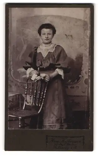 Fotografie Max Hoffmann, Pulsnitz, Junge Dame im Kleid