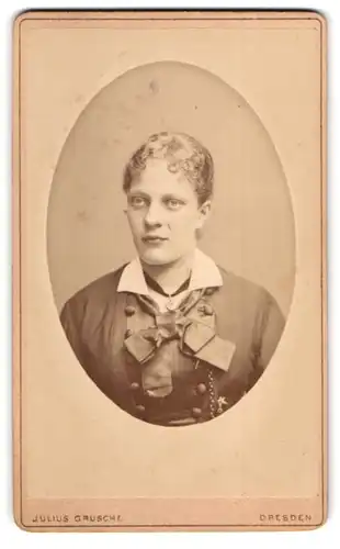 Fotografie Julius Grusche, Dresden, Bautzner-Str. 39, Junge Dame mit zurückgebundenem Haar