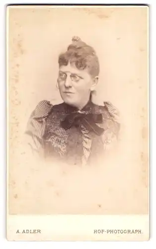 Fotografie A. Adler, Dresden, Victoriastr. 21, Bürgerliche Dame mit Zwicker