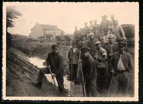 Fotografie unbekannter Fotograf, Ansicht Cuxhaven-Groden, Schlammschuber-Kolonne bei der Arbeit 1932