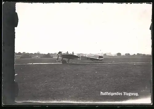 Fotografie Pionier-Flugzeug-Wettbewerb, Flugzeug mit Startnummer 9 beim Start