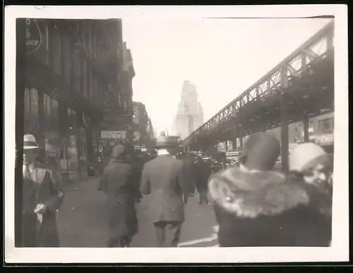 Fotografie unbekannter Fotograf, Ansicht New York City, 6th Avenue, Ladengeschäfte neben der Hochbahn