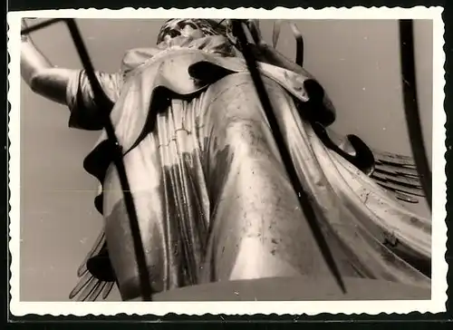 Fotografie unbekannter Fotograf, Ansicht Berlin, Goldelse Victoria-Statue auf der Berliner Siegessäule