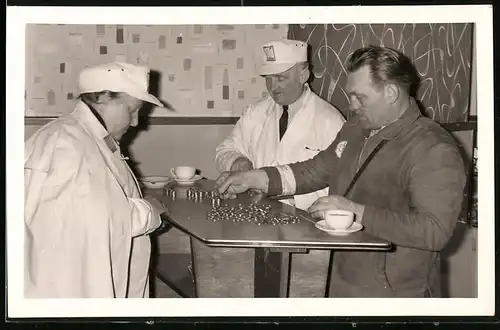 Fotografie Zeitungsverkäufer der BILD & B-Z in Berlin zählen ihr Kleingeld