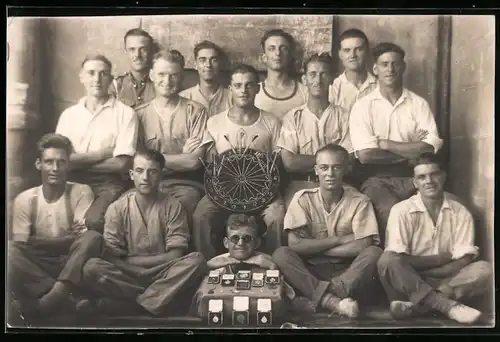 Fotografie Dart - Darts, Dartspieler mit Dartpfeilen & Dartscheibe, Spieler Gruppenbild mit Medaillen